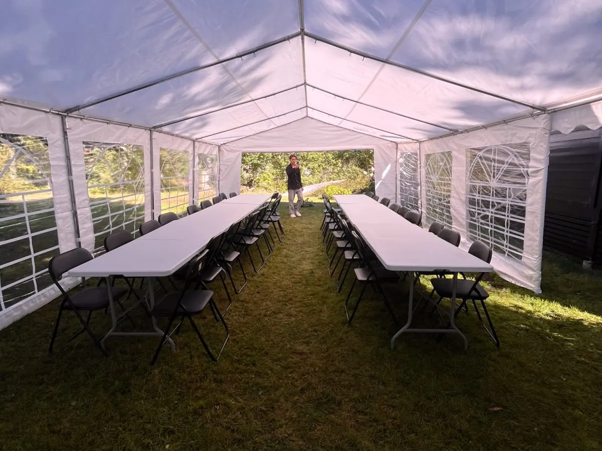 Stort partytelt oppsatt i hage